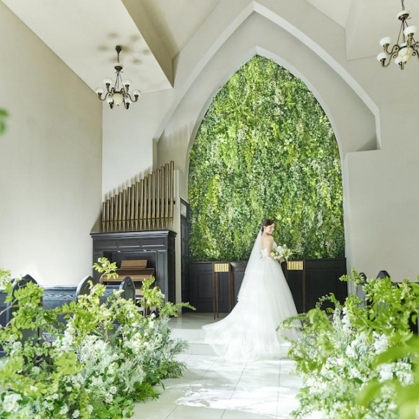 緑と光が溢れるチャペル