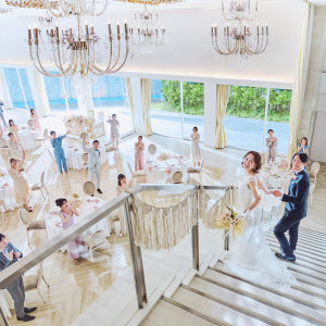 ～ホワイト基調アイリス～階段を使用したサプライズ入場も人気！階段専用のオリジナルマッピングがおふたりの結婚式を彩る♪|アクアデヴュー佐賀スィートテラスの写真(26986795)