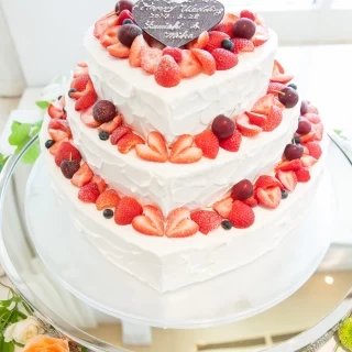 たっぷりのイチゴを使用したウェディングケーキ♡