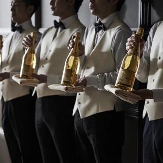 最高の状態でお召し上がりいただけるよう、併設キッチンより出来立ての美味しさをゲストへ。