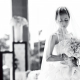 真っ白なウェディングドレスは新婦様にとってとても重要なもの。運命の1着で特別な1日をお過ごしください。