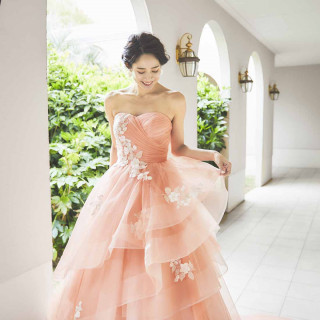 専任のコーディネーターが、似合う色などしっかりとアドバイス。ずらっと並ぶカラードレスのブースは花嫁の心をときめかせます。