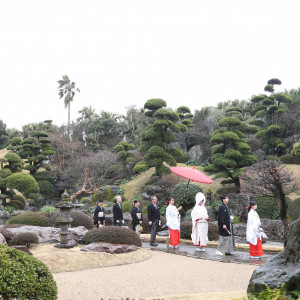 「参進の儀」 新郎新婦の「過去」を支えてきた家族や親族が、彼らの「現在」を祝福し、ともに「未来」へ進むことを象徴する|奄美の里サウスヴィラガーデンの写真(34117106)