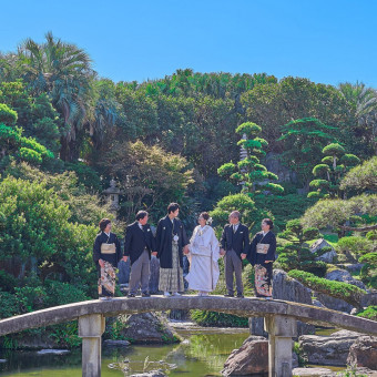 美しい庭園で両家家族での写真を