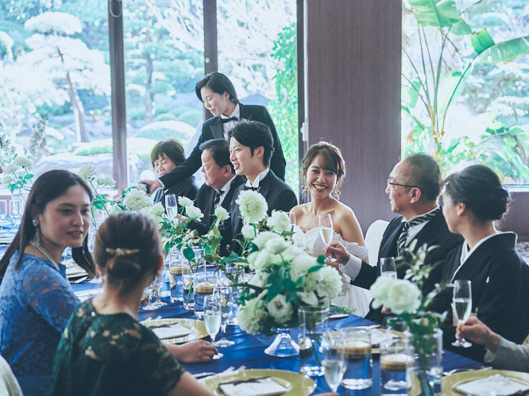 美しい庭園を眺めながら美食でもてなす少人数の食事会を