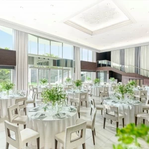 2フロア分の天井高！大きな窓からは自然光がたっぷり入るパーティ会場です。ガーデンや大階段やオープンキッチンと隣接＆大型スクリーンなど充実した設備も人気の理由のひとつ＊|Argent Parme（アージェントパルム）●BRASSグループの写真(46072639)