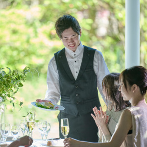 《丁寧なおもてなし》結婚式の進行やゲストのお料理の食べ具合を見ながらベストなタイミングでお料理を届けます。完全貸切のサービススタッフだからこそ手厚くおもてなしが可能です。|Argent Parme（アージェントパルム）●BRASSグループの写真(44917987)