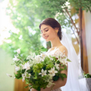 やわらかな光が花嫁を美しく魅せるナチュラル空間。ふたりらしさを十分に発揮できるシンプルな挙式会場だから、ふたりだけのオリジナルセレモニーが実現◎|Argent Parme（アージェントパルム）●BRASSグループの写真(44918064)