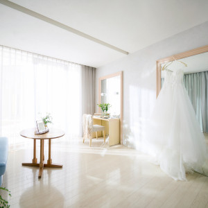 《終日貸切のブライズルーム》結婚式のあともゆっくり過ごせるので、ここでフルコースもお召し上がりいただけます◎おふたりだけのプライベート空間で、とっておきの1日を過ごして|Argent Parme（アージェントパルム）●BRASSグループの写真(44916658)