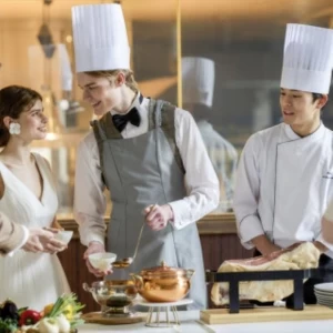 パーティ会場に隣接し、ライブ感あるおもてなしが叶うオープンキッチン。パーティの進み具合に合わせて、出来立てのお料理をサーブします。炎の演出「フランベパフォーマンス」も必見|Argent Parme（アージェントパルム）●BRASSグループの写真(44913557)