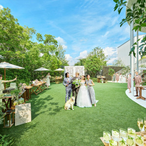 《約2000平米》にも広がる広大なガーデン付き貸切ゲストハウス「アージェントパルム」。緑と空が美しく輝くガーデンでは、その広さを活かして、オリジナルビュッフェ体験が可能♪|Argent Parme(アージェントパルム)●BRASSグループの写真(55594816)