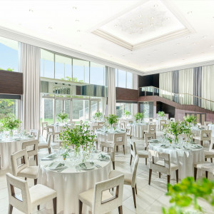 【ガーデンとひと続きになるパーティ会場】天井高もあり開放的なパーティ会場は青空も望める◆少人数での食事会も、100名以上の大人数ウェディングも幅広く対応◆2～120名|Argent Parme（アージェントパルム）●BRASSグループの写真(46072632)
