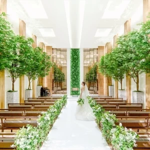 【天井高7M！】木の温もりや優しい光、スケール感が魅力の独立型チャペル。緩やかな上り坂なバージンロードを歩み始めるとドレスのトレーンが広がり花嫁姿を引き立てます＊|Argent Parme（アージェントパルム）●BRASSグループの写真(46072638)