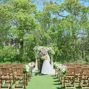 広いガーデンをすべて貸切ってまるで海外weddingのような《ガーデン挙式》を叶えて。緑に囲まれたガーデンは写真映えもばっちり♪|Argent Parme（アージェントパルム）●BRASSグループの写真(44912841)