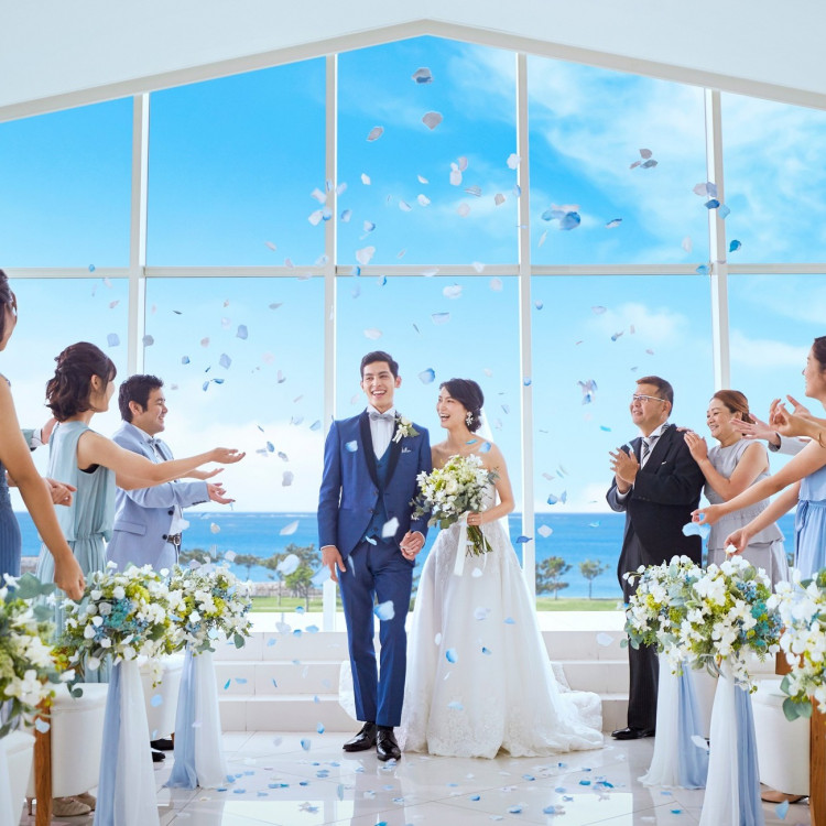 天気が良ければ最高の式場 挙式場は ガラス張りで白を基調にしていて とても綺麗です 海 口コミ 評判 シー シェル ブルー サザンビーチホテル リゾート 小さな結婚式 ウエディングパーク