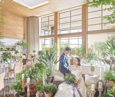 オープンキッチンから出来立てのお料理が召し上がれます♪天井高も高く、花嫁憧れの階段から入場も叶う!