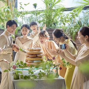 ゲストに囲まれてガーデンでのケーキ入刀|アルカンシエル luxe mariage 名古屋（アルカンシエルグループ）の写真(53353753)