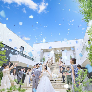 開放感抜群の大階段でのフラワーシャワー♪|アルカンシエル luxe mariage 名古屋（アルカンシエルグループ）の写真(53353672)