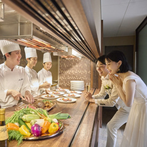 オープンキッチンからの出来立てお料理が魅力♪|アルカンシエル luxe mariage 名古屋（アルカンシエルグループ）の写真(53353451)