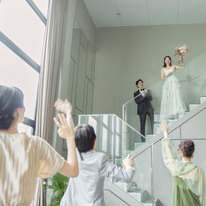 テラスの階段入場はサプライスで！|アルカンシエル luxe mariage 名古屋（アルカンシエルグループ）の写真(34656407)