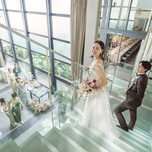 テラスの階段入場はサプライスで！|アルカンシエル luxe mariage 名古屋（アルカンシエルグループ）の写真(45288335)