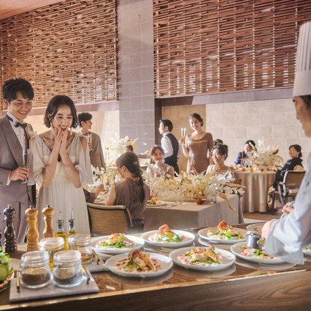 温かい料理は、100度まで熱したアツアツのお皿に乗せて。召し上がる直前まで、アツアツを保ちます