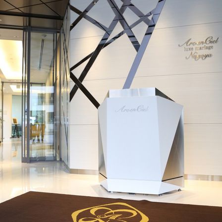 エントランスではコンシェルジュがゲストの皆様をお出迎えいたします。|アルカンシエル luxe mariage 名古屋（アルカンシエルグループ）の写真(1580410)