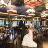 日本庭園がお二人のバックに映える。和モダンの披露宴大会場「THE GRACE~ザ・グレイス~」