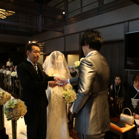 チャペル入場シーン。新婦お父様が新郎に愛娘を託す瞬間です。