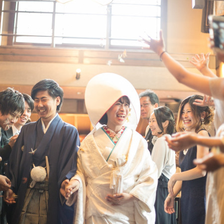 人前式の退場シーン。フラワーシャワーでお二人をお祝いします。