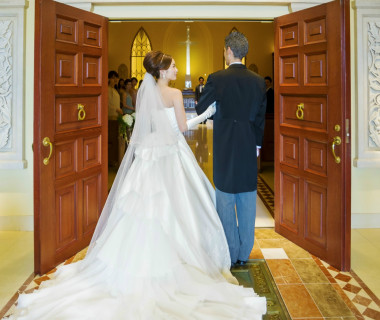 ご新婦の人生を表すという「ヴァージンロード」。大切に育ててくださった方に手を引かれてご新郎のもとへ