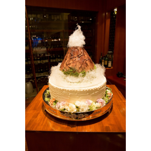 噴火中 巨大桜島ケーキ フランス料理店 ラ ロシェル福岡 ウエディングパーク