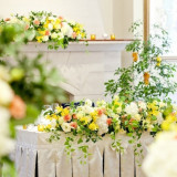 会場装花の一例。黄色やオレンジを使って春らしさを演出☆