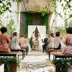 祝福の風が舞い、柔らかな陽光が包む「オープンテラス」では、開放感あふれるナチュラルウエディングが叶う|センティール・ラ・セゾン中島公園の写真(54846151)