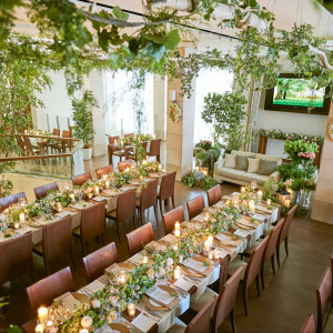 テーブル上だけでなく、会場中をグリーンでコーディネート。森の中のような心癒される空間|センティール・ラ・セゾン中島公園の写真(54847022)