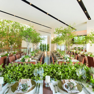 ブラウン×アイボリーのナチュラル空間にグリーンが映える装飾を。ブーケやドレスとの相性も考えてコーディネート|センティール・ラ・セゾン中島公園の写真(54847024)