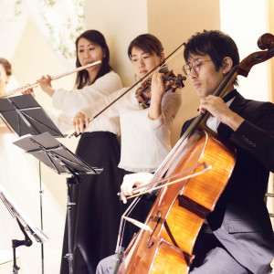 挙式を盛り上げる生演奏。弦楽器の深い響きとフルートの透き通った音色が調和し、優しい余韻を紡ぐ|センティール・ラ・セゾン中島公園の写真(54308909)