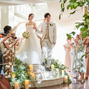 らせん階段を一歩一歩降りながら、挙式会場へと優雅に入場。 ゲストの笑顔と祝福がふたりを温かく迎えてくれる|センティール・ラ・セゾン中島公園の写真(54846150)