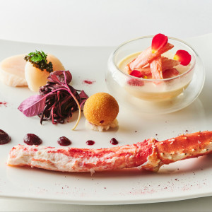 オホーツク産タラバガニなど、近海から水揚げされたばかりの魚介類を新鮮なまま調理する|センティール・ラ・セゾン中島公園の写真(54845694)