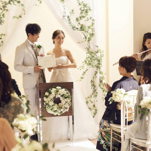 大切な家族や親しい友人に見守られながら、ふたりらしい誓いの言葉を交わすオリジナル人前式|センティール・ラ・セゾン中島公園の写真(54309301)