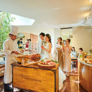 結婚式も食事もゆったり楽しみたいふたりにはビュッフェスタイルを。シェフの手さばきも美しく、見た目も味わいも楽しめる|センティール・ラ・セゾン中島公園の写真(54847023)