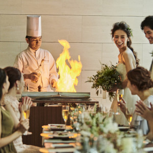 フランベや焼きたてパンのサーブなど、美味しさと楽しさが溢れる演出。ふたりも参加すればゲストの感動もより深まるはず|センティール・ラ・セゾン中島公園の写真(54312880)