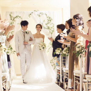 夫婦となったふたりにたくさんの“おめでとう”が降り注ぐ。近い距離だからこそ祝福の温もりをそのまま感じられる|センティール・ラ・セゾン中島公園の写真(54308925)