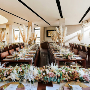 コンセプトは『ようこそふたりの我が家へ』陽光が差し込む開放的なダイニングルームで美食と語らいを愉しむパーティを|センティール・ラ・セゾン中島公園の写真(54847020)