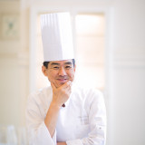 ミシュラン三ッ星で腕を振るっていたシェフ古茶。お二人に合わせたオリジナルコースを打ち合わせにて創り上げてくれる