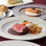 美しい盛り付け、食欲をそそる香り、そして洗練された味わい。五感で楽しみ、ゲストの記憶に鮮明に残る料理の数々。