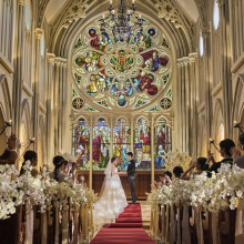 圧巻のステンドグラス」｜真っ赤な赤いバージンロードとステンドグラス