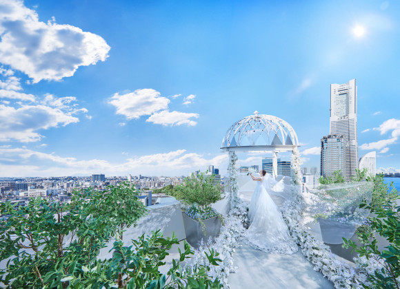 大きくて綺麗なステンドグラスの独立型チャペル」｜とても大きくて綺麗