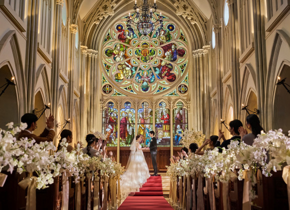 圧巻のステンドグラス」｜真っ赤な赤いバージンロードとステンドグラス