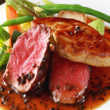 国産牛フィレ肉のロッシーニ。フォアグラとトリュフソースの調和がなんとも贅沢。